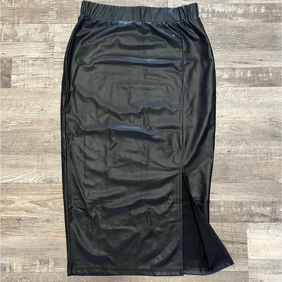 Midi length faux leather skirt with slit - Picture 4 of 4